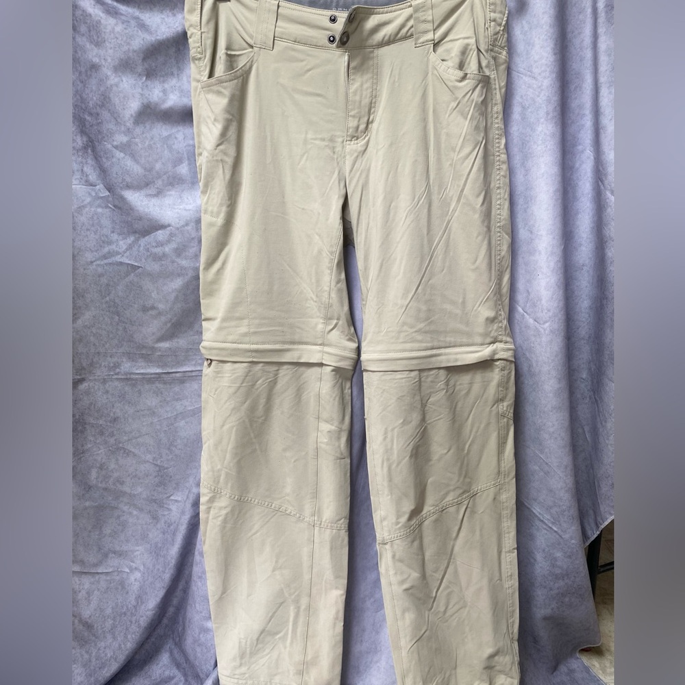 Columbia Omni-Shield. Size 10 Short. Beige